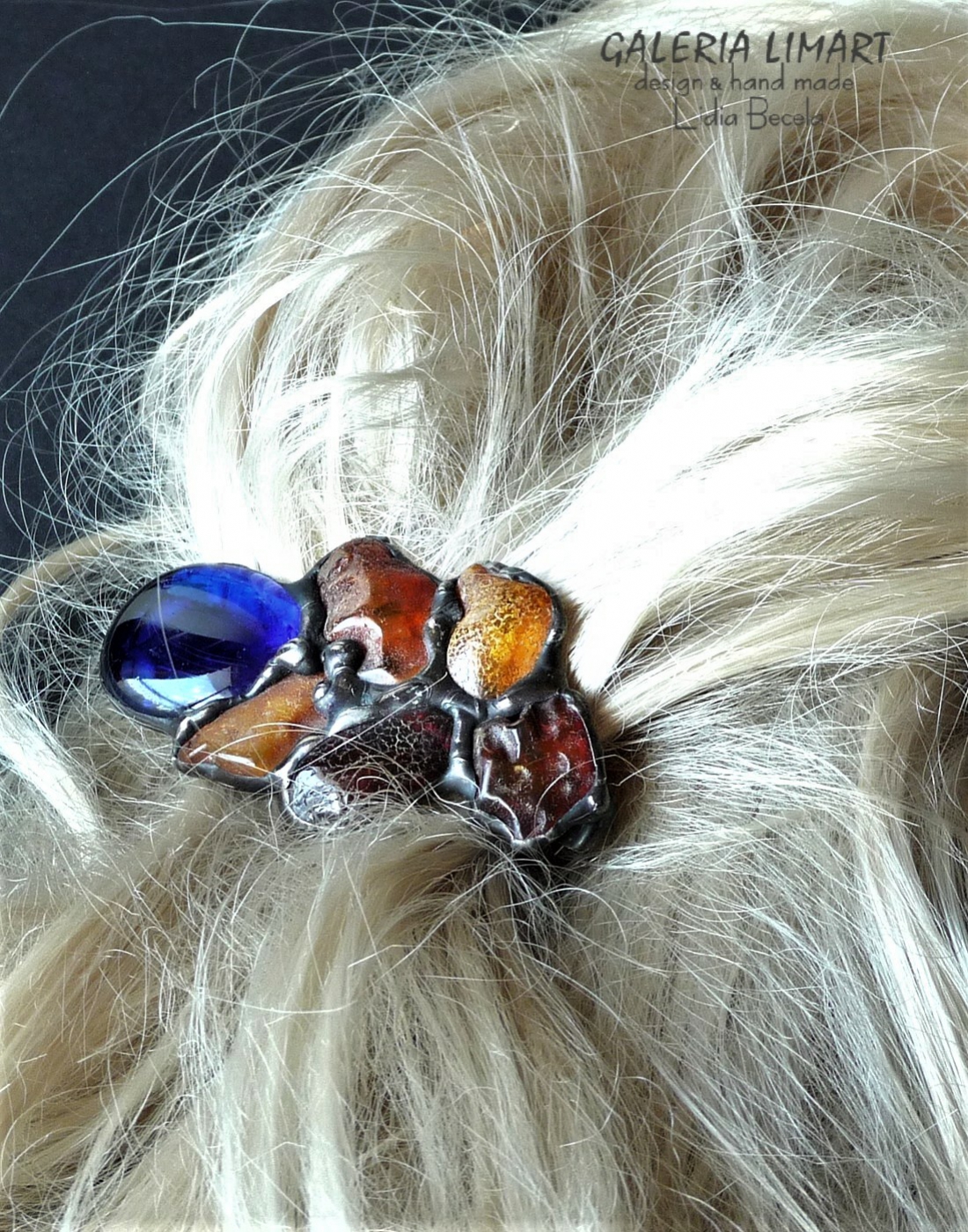 unikatowa spinka do włosów kobaltowym kaboszonem i dużymi surowymi bursztynami bałtyckimi
